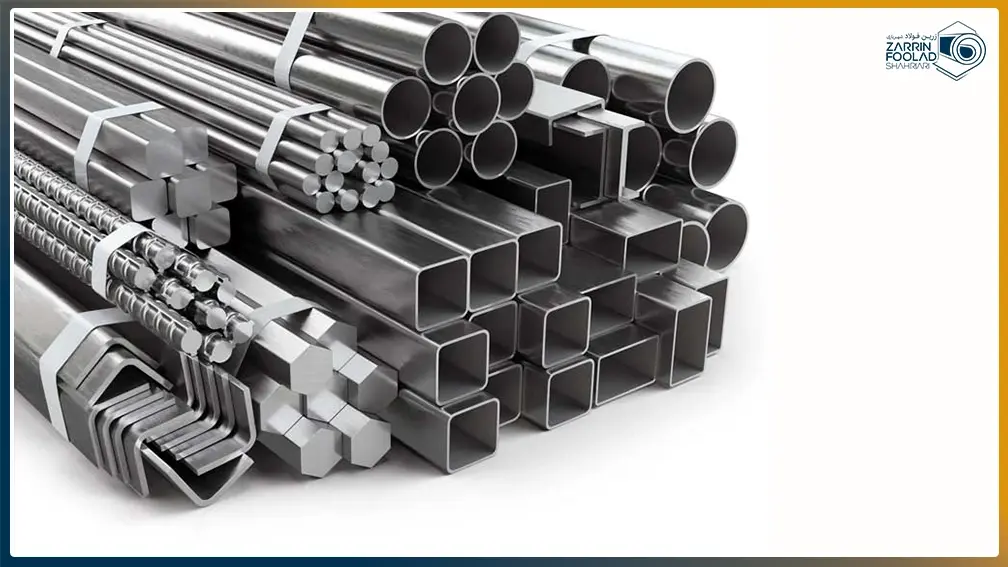 انواع و اقسام پروفیل‌های فلزی به صورت سه رخ در سمت چپ تصویر نمایش داده شده است که هر کدام در بندیل‌های چندتایی بسته بندی شده‌اند.