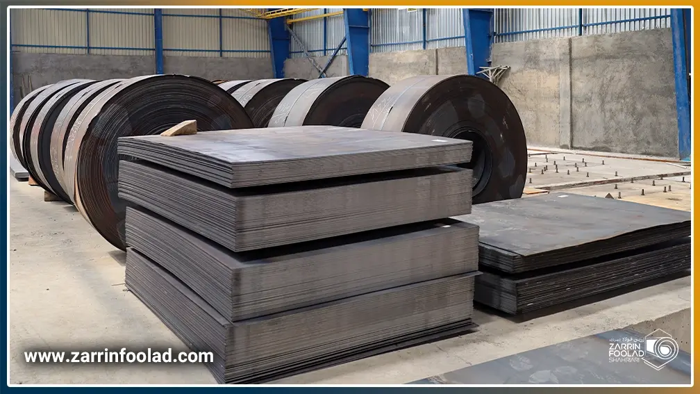 تعداد زیادی رول نواربری شده سیاه در تصویر مشخص است که جلوی آنها شیتهای سیاه قرار گرفته است.