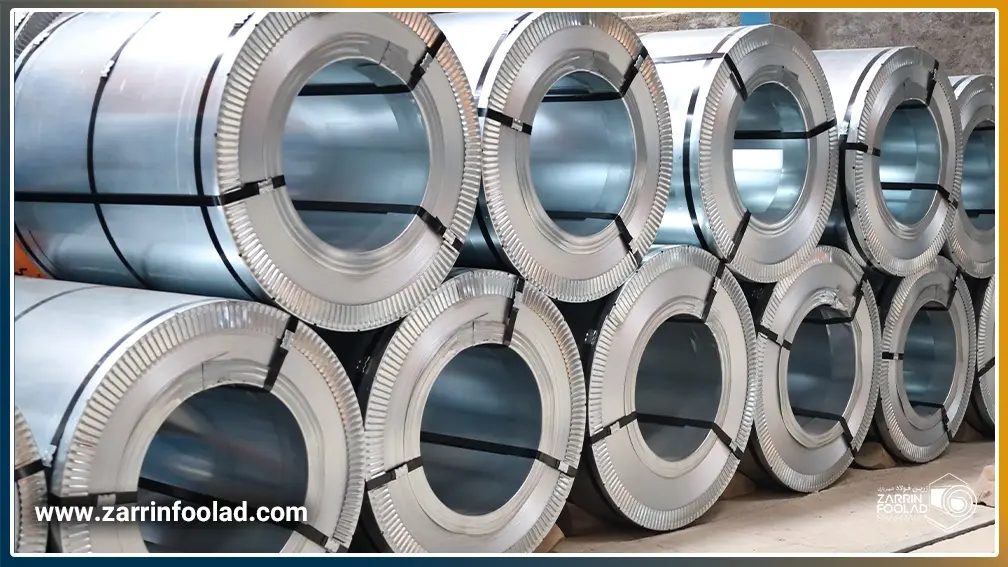 رولهای گالوانیزه ورق خودرو به صورت دو ردیف روی هم چیده شده است.