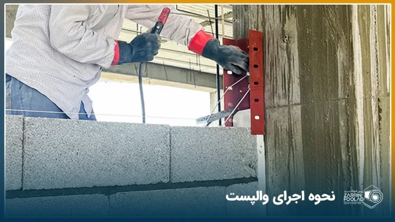 تصویر یک ساختمان در حال ساخت که اپراتور در حال نصب وال پست در دیوارهای آن است.