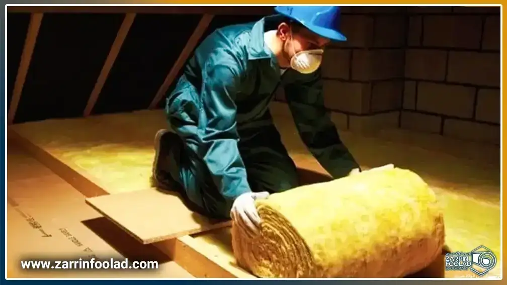 تصویر اپراتور در حال نصب پشم شیشه برای سقف خانه