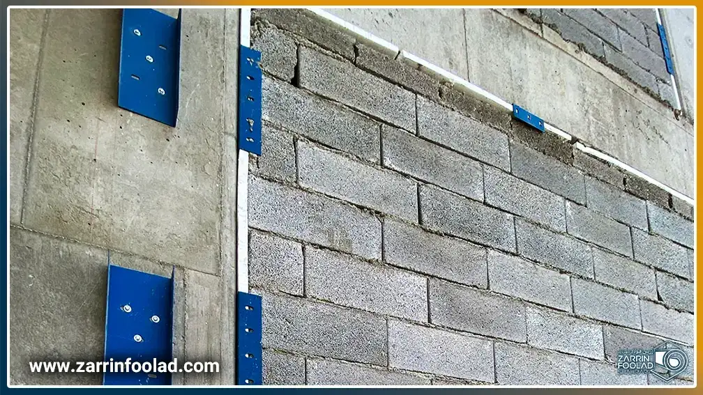 والپست دیوار اجرا شده در یک ساختمان بتنی از نمایی نزدیک