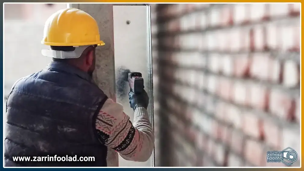 اپراتور در حال نصب والپست به دیوار سازه است.