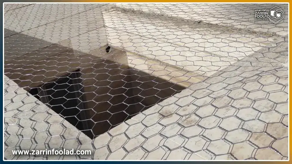 توری مرغی فلزی اجرا شده روی سقف نورگیر یک ساختمان