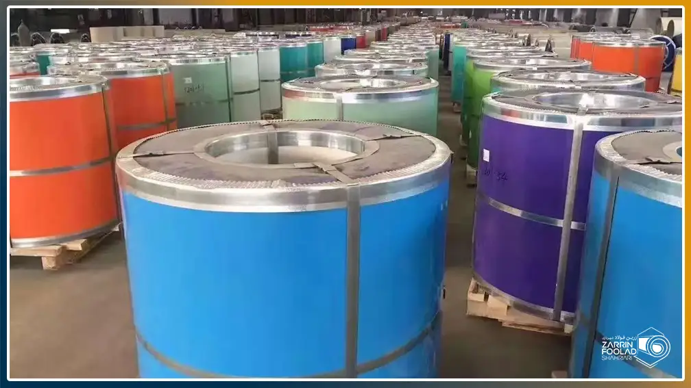 انبار رول های فولادی رنگی که در آن تعداد زیادی رول رنگی آبی، نارنجی و غیره در کنار هم روی زمین قرار دارند.