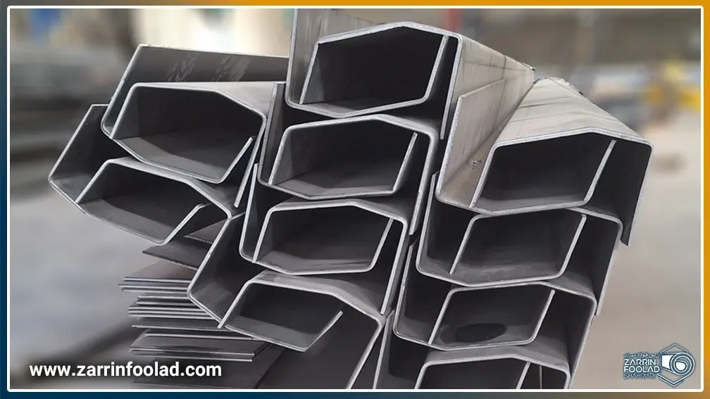 قطعات فلزی خمکاری شده که روی یکدیگر انبار شده اند