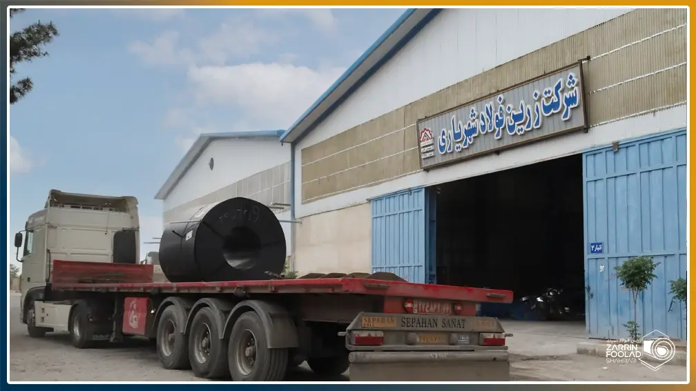 تریلر حمل ورق سیاه در حال انتقال ورق از بنگاه