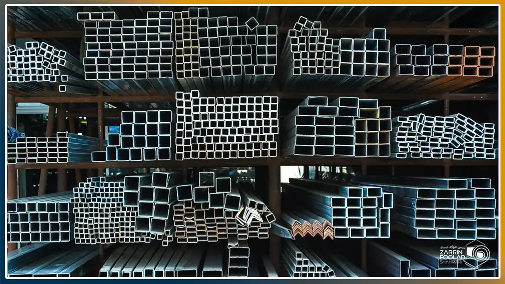 در تصویر تعداد بسیار زیادی قوطی پروفیل در انواع سایزها نمایش داده شده است که دسته دسته در ردیف های مختلف چیده شده اند.