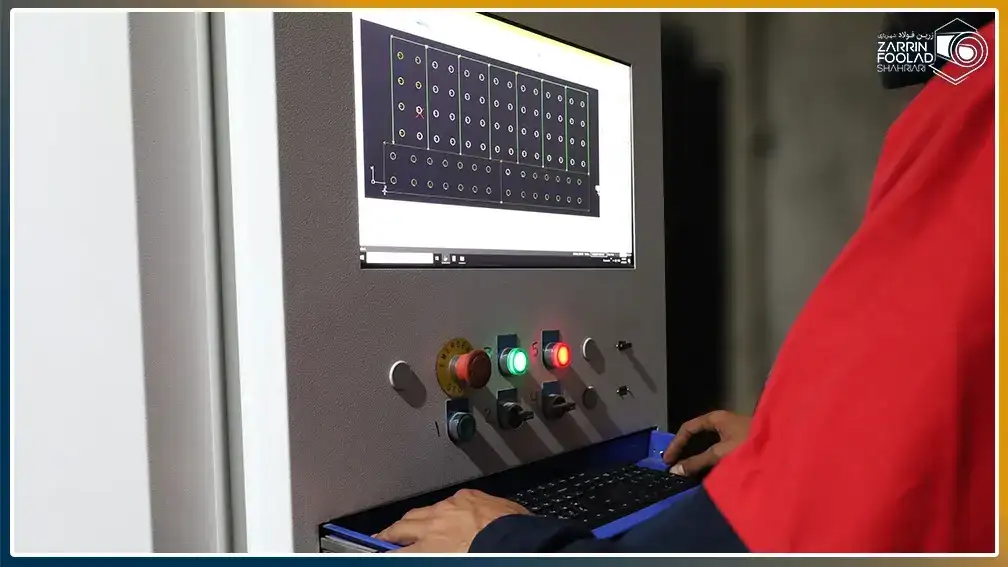 اپراتور در حال اعمال تنظیمات دستگاه لیزر برای تولید والپست