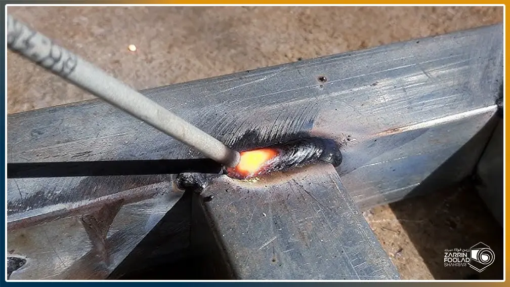 الکترود جوش بر روی پروفیلها قرار دارد و در حال اتصال آن ها با زاویه 90 درجه است