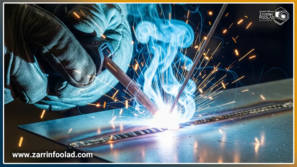 نمایی نزدیک از جوشکاری با الکترود پوشش دار یا SMAW