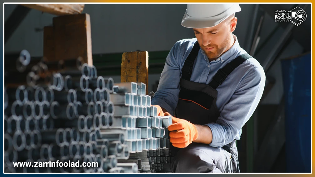 اپراتور در حال بررسی کیفیت پروفیل صنعتی