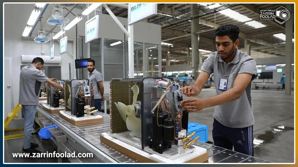 اپراتور ها در حال مونتاژ لوازم خانگی ساخته شده با ورق روغنی 