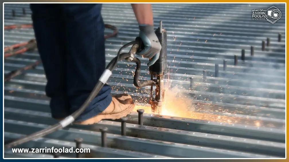 اپراتور در حال نصب عرشه فولادی با گل میخ است.