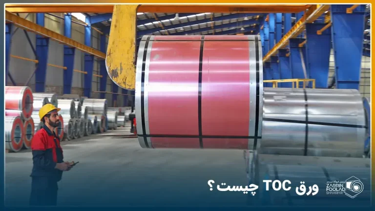 اپراتور در حال جابه جایی ورق TOC با جرثقیل سقفی