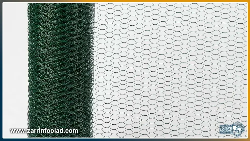 یک رول توری فرنگی باز شده در زمینه سفید