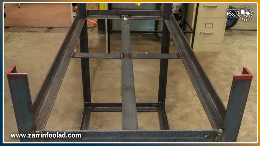 میز با پایه نبشی