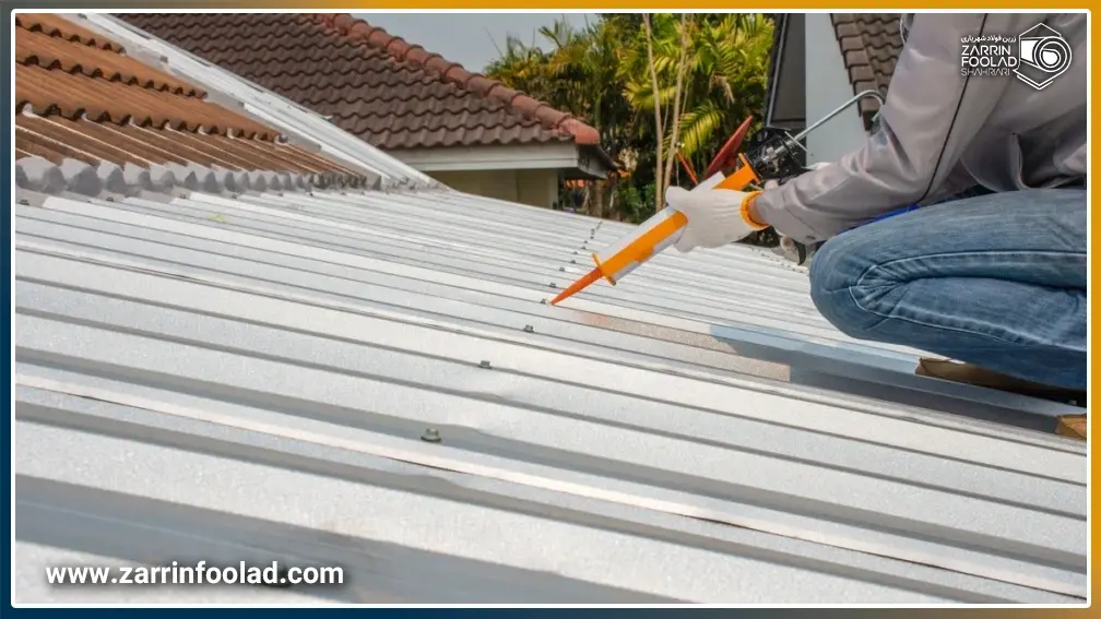 اپراتور در حال آب بندی سقف شیبدار شیروانی است.