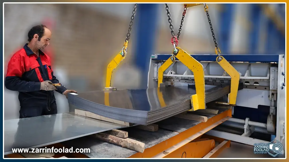 اپراتور در حال جابه جایی شیت های برش خورده ورق روغنی از روی دستگاه رول به شیت