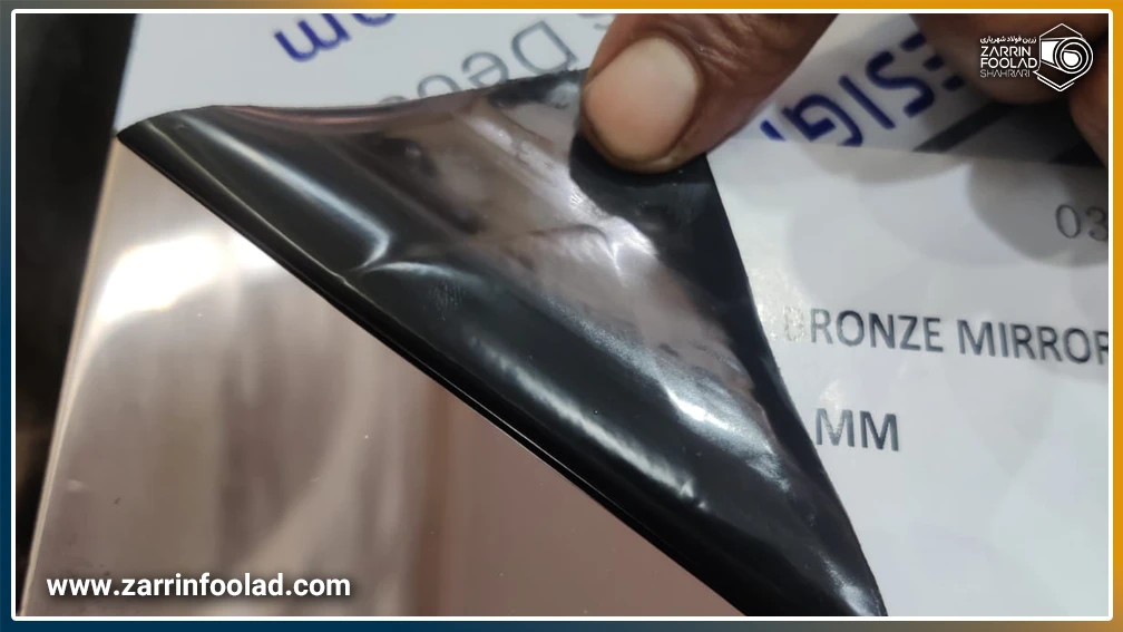 اپراتور در حال جداسازی کاور از پروفیل استیل است.