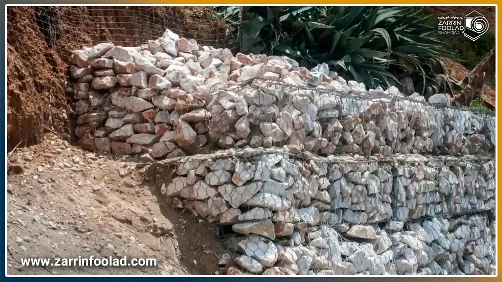توری گابیونی که به عنوان سیل بند استفاده شده است.