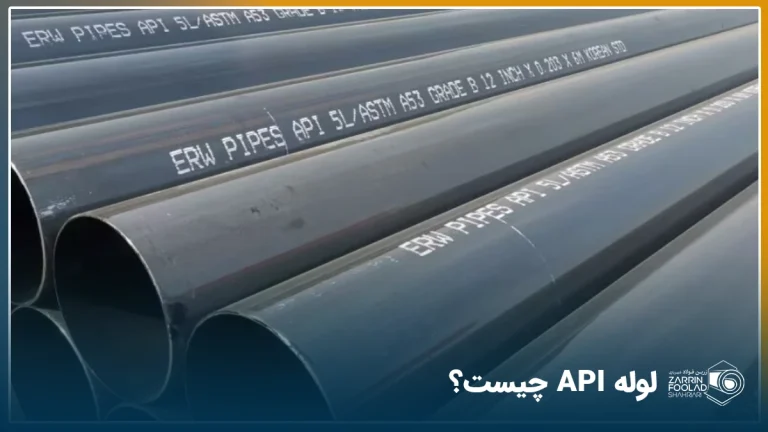 تعداد زیادی لوله سیاه برای انتقال سیالات که علامت API روی آن ها درج شده است