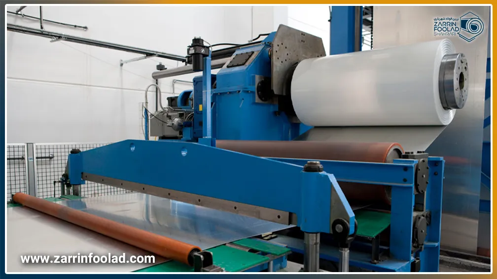 رول ورق رنگی در حال رنگآمیزی