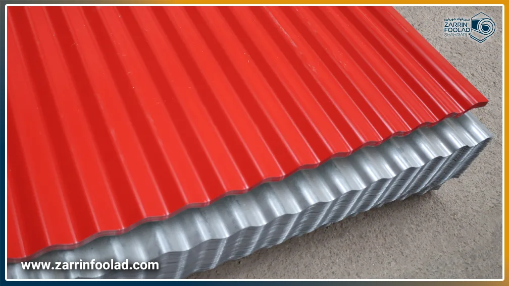 ورق کرکره نارنجی رنگ که بر روی دستهای ورق کرکره گالوانیزه قرار گرفتهاست.