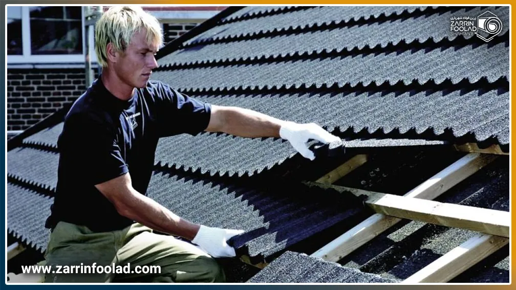 یک مرد در حال نصب ورق دکرا روی سقف شیروانی