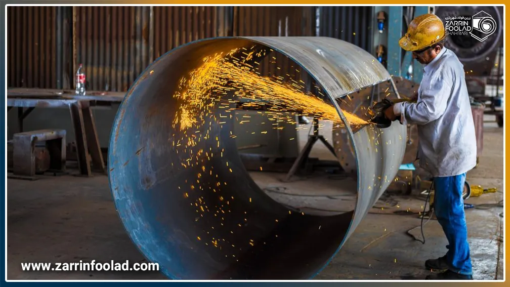 اپراتور در حال ساخت مخزن تخت فشار با ورق سیاه است
