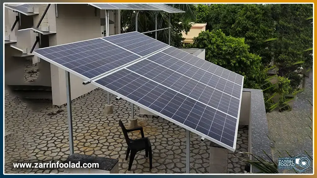 پنل خورشیدی که در حیاط یک خانه اجرا شده است.