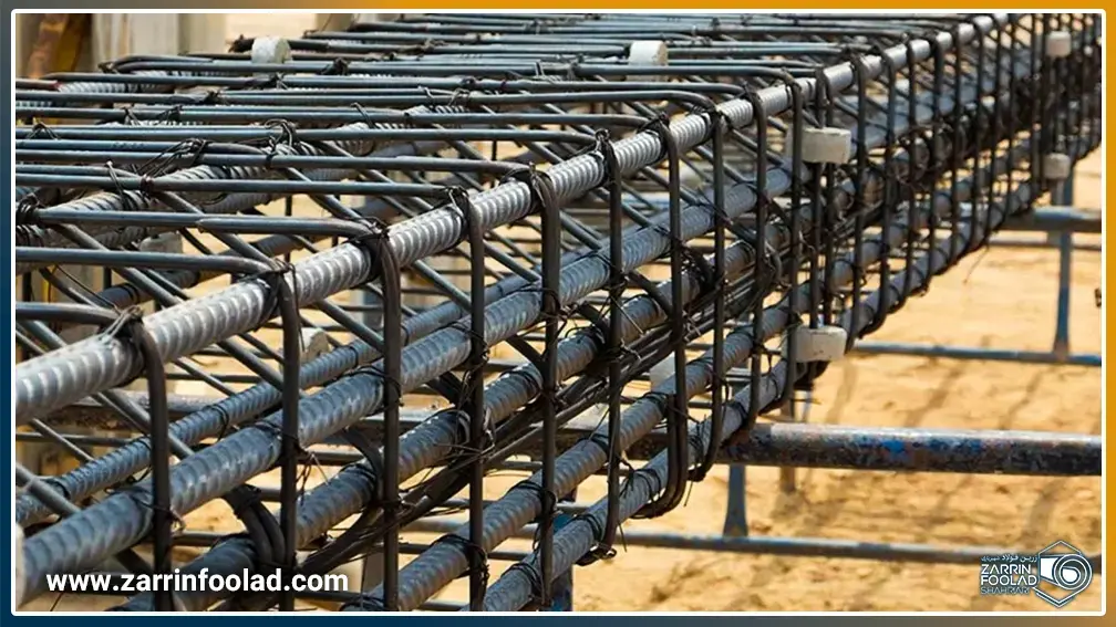 نمایی نزدیک از میلگرد همبندی در ساختمان