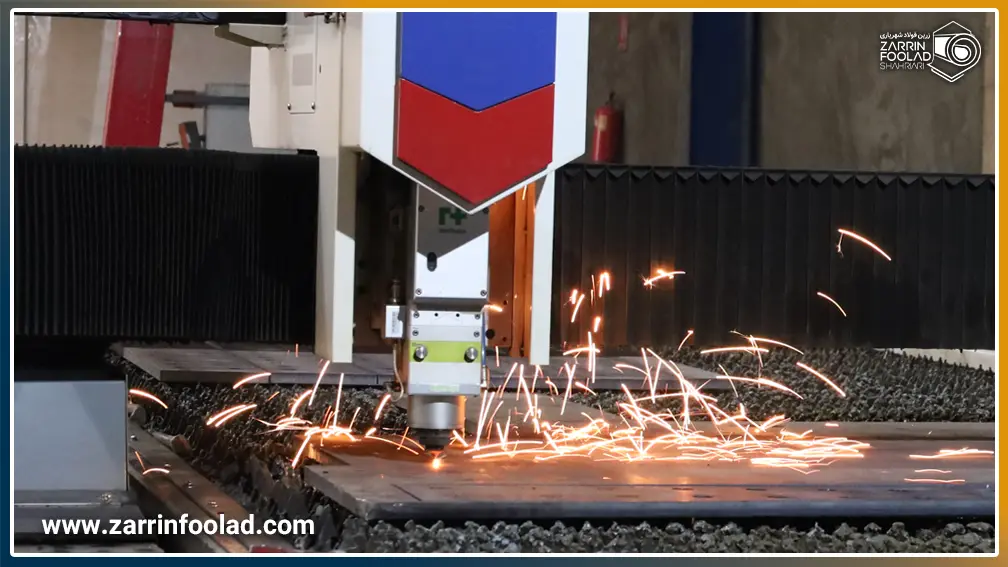 دستگاه برش لیزری 6 کیلو وات در حال برش ورق سیاه ضخیم است.