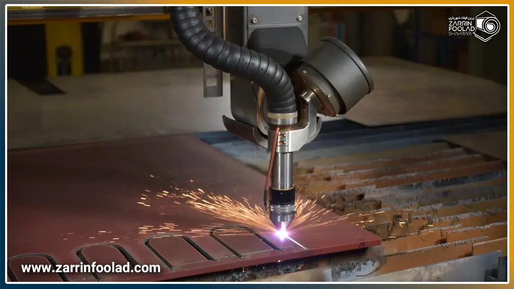 دستگاه پلاسما در حال برش پلاسما یک ورق فلزی است.