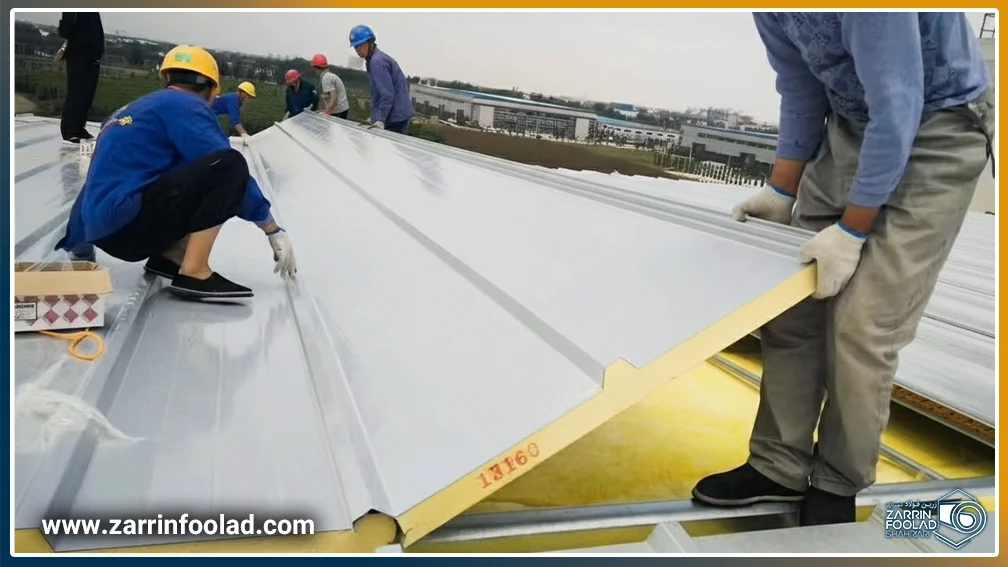 اپراتورها در حال نصب ساندویچ پنل برای سقف سازه هستند.