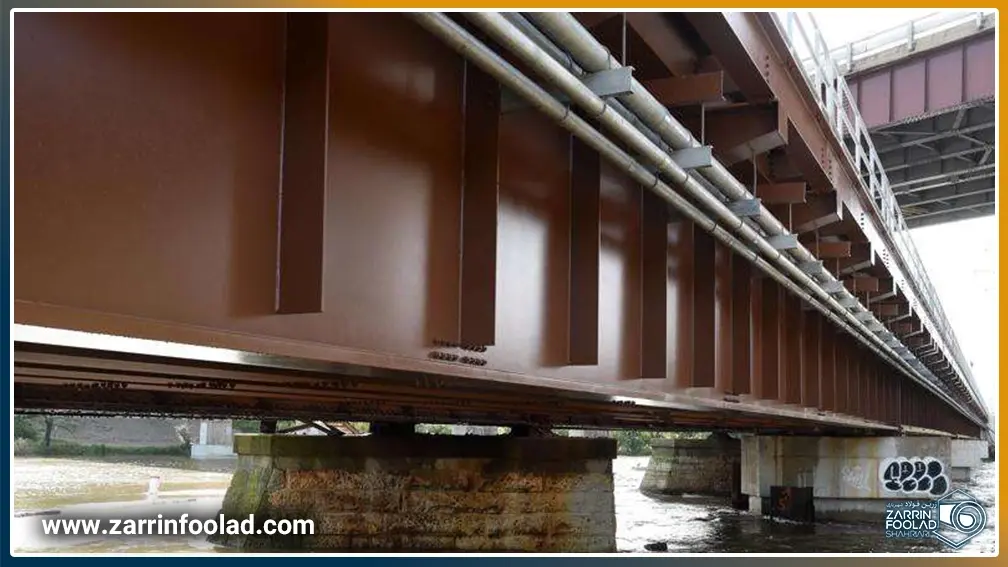 زاویه نزدیک از سخت کننده‌های یک پل فولادی