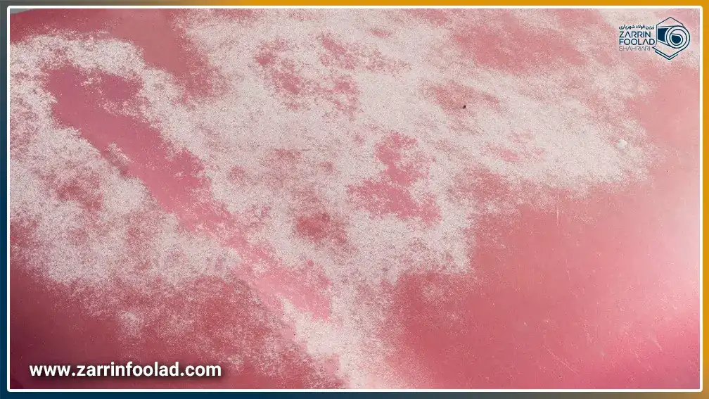 شوره سفید روی سطح ورق گالوانیزه رنگی صورتی