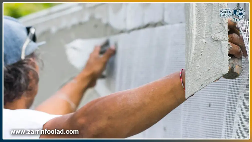 یک مرد در حال نصب توری فایبرگلاس بر روی دیوار