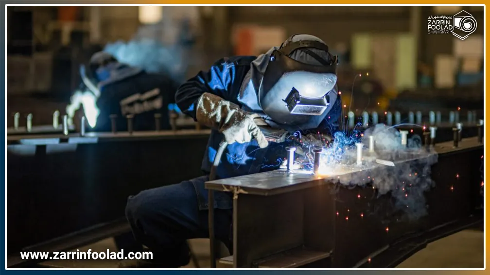 یک مرد در حال جوشکاری تیرآهن