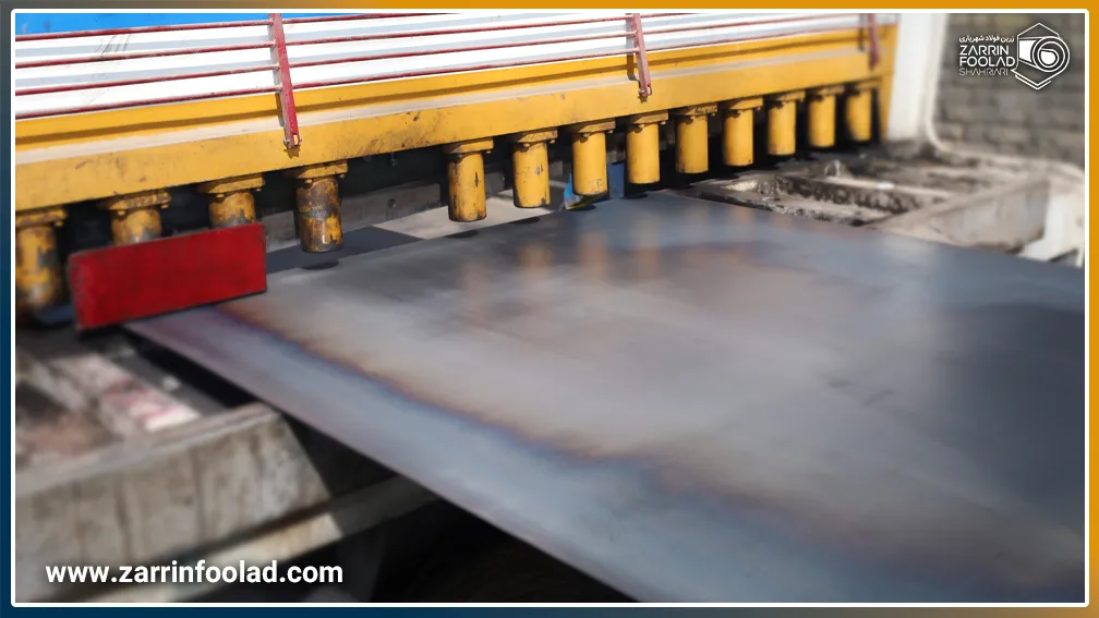 دستگاه برش گیوتین در حال انجام عملیات برش ورق