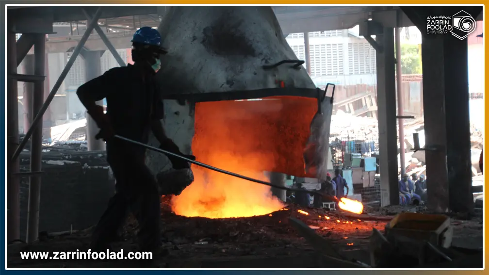 کوره‌ی ذوب قراضه در یک واحد کارگاهی کوچک، تحت نظارت مستقیم اپراتور در حال کار است.