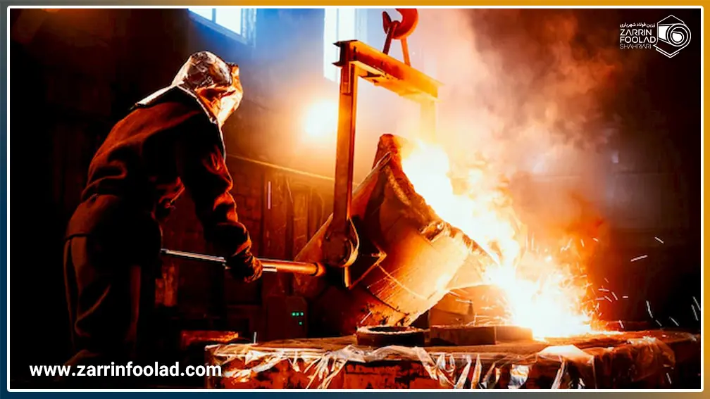 اپراتور با رعایت تکات ایمنی در حال کار با کوره ذوب قراضه آهن است.
