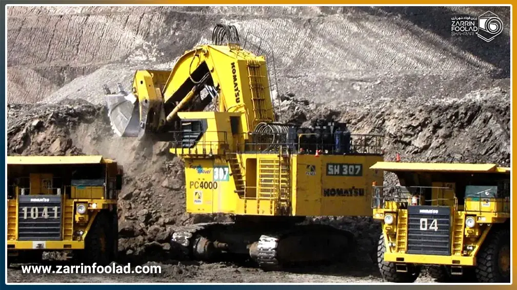 بیل مکانیکی در حال خاکبردار از معدن سنگان