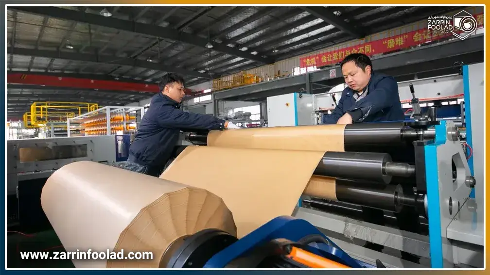 اپراتورها در حال بررسی مواد اولیه ساخت کاغذ