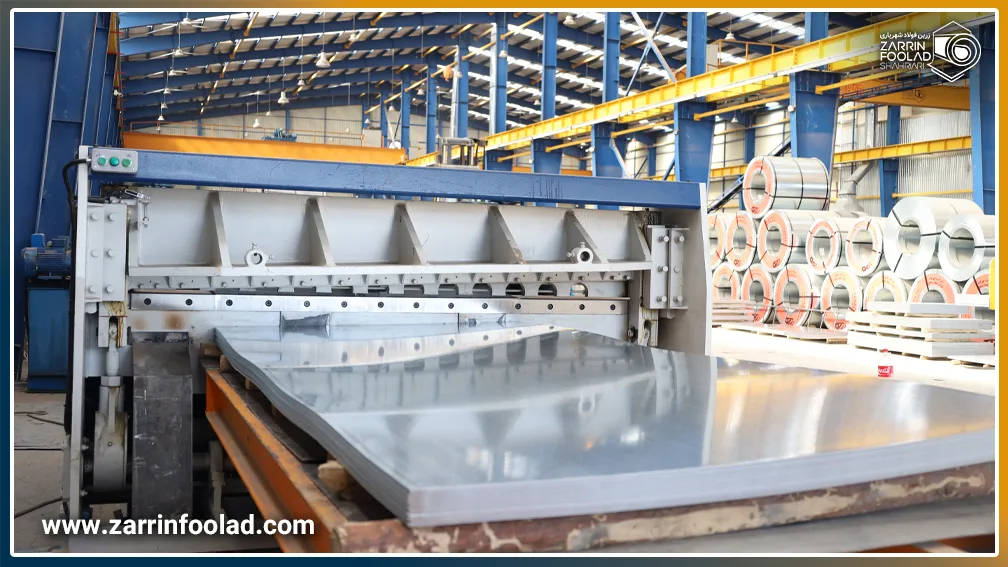 دستگاه برش رول به شیت شرکت زرین فولاد شهریاری در حال عملیات برش