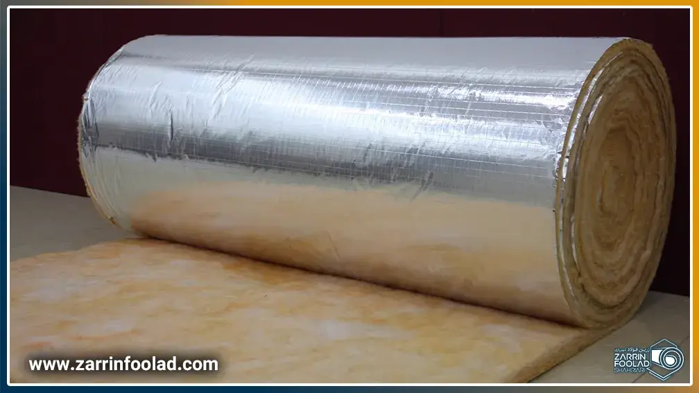 رول پشم شیشه که بخشی از آن باز شده است.