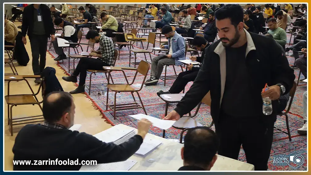 شرکت کننده آزمون در حال تحویل پاسخ نامه