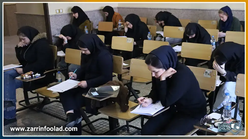 خانم‌های شرکت کننده در آزمون فولاد آرند در حال پاسخ به سوالات