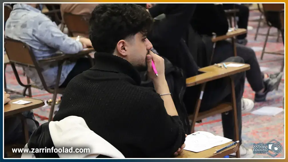 شرکت کننده آزمون در حال فکر کردن به سوالات