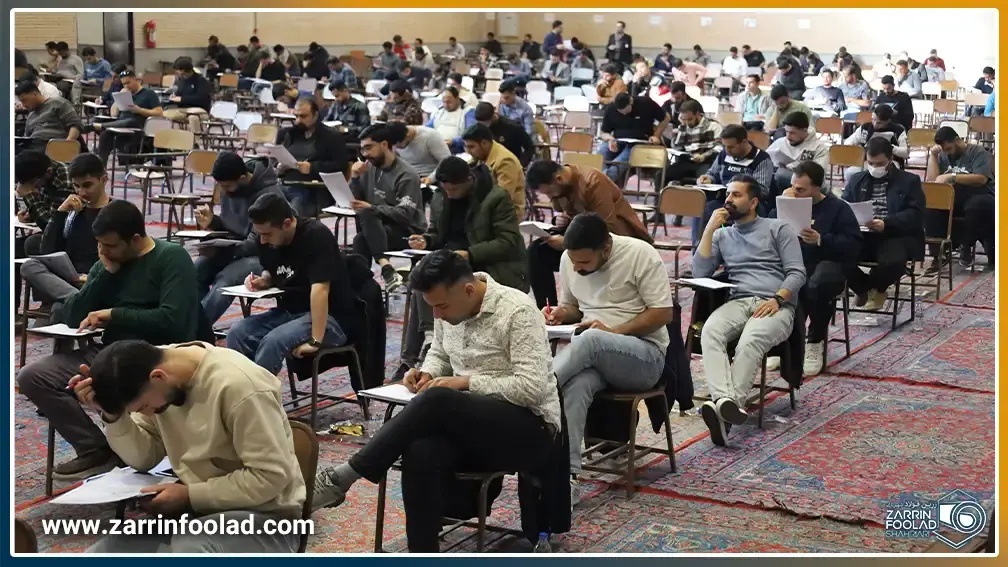 شرکت کنندگان آزمون استخدامی فولاد آرند لنجان در حال پاسخ دادن به سوالات